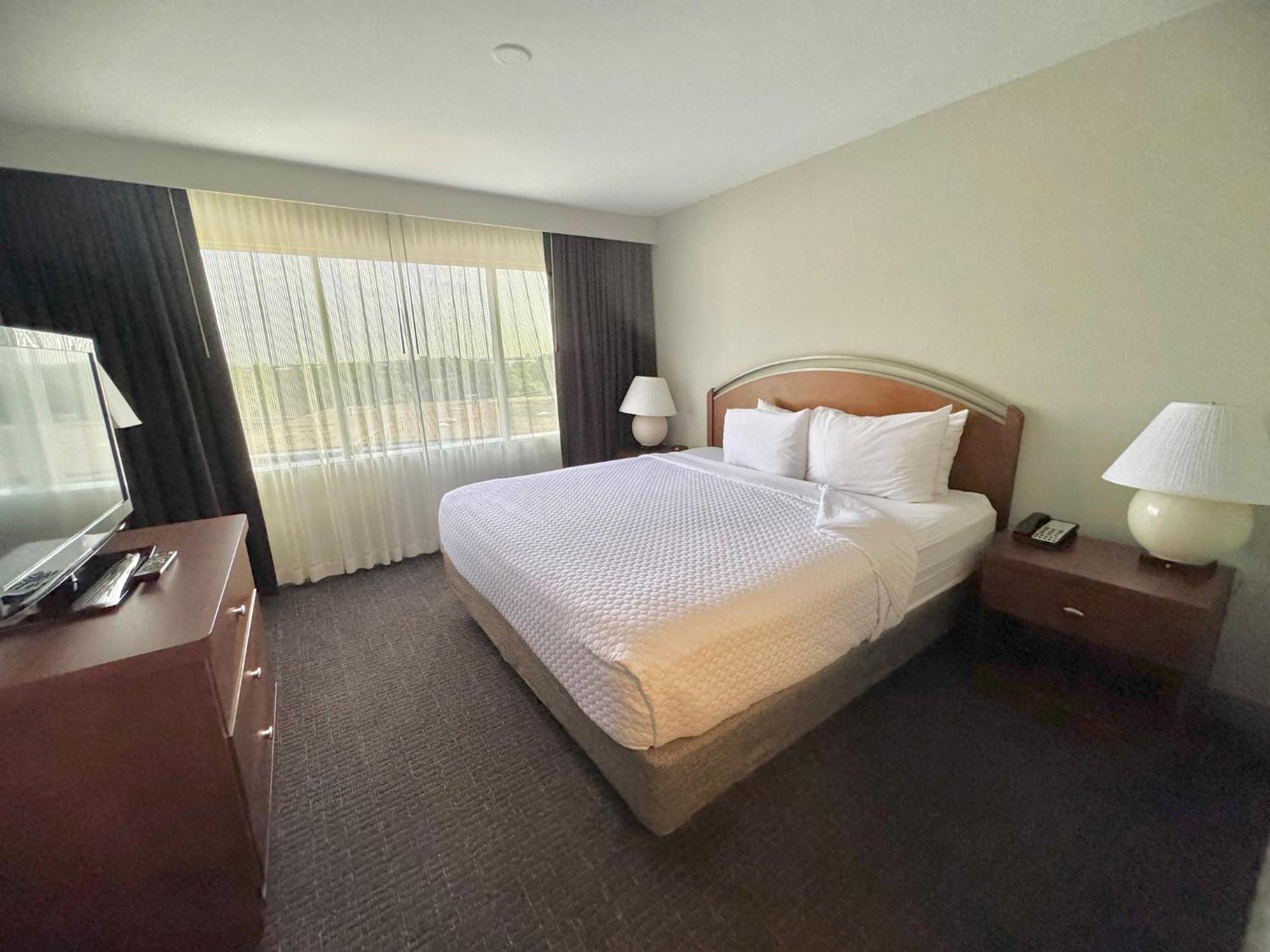 Crowne Plaza Suites Arlington By Ihg Extérieur photo